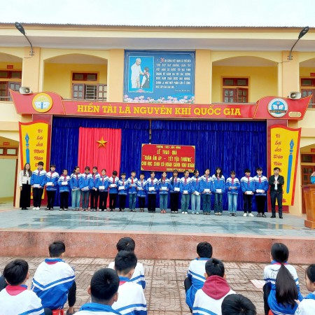 Lãnh đạo nhà trường và đại diện hội cha mẹ HS trao quà cho học sinh có hoàn cảnh khó khăn