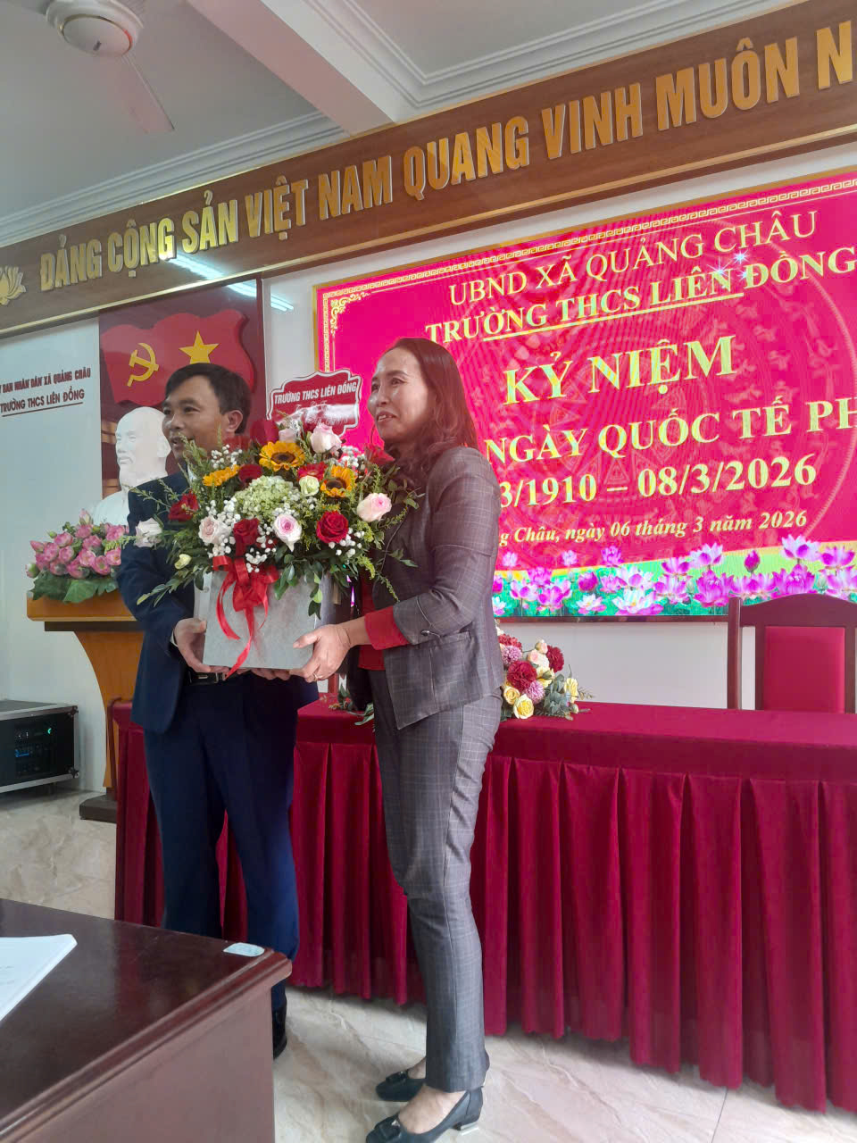 Thầy giáo Đặng Văn Hiền, Bí thư chi bộ - Hiệu trưởng nhà trường tặng hoa cho đại diện nữ công nhà trường nhân kỉ niệm Ngày quốc tế phụ nữ 08/3/2026