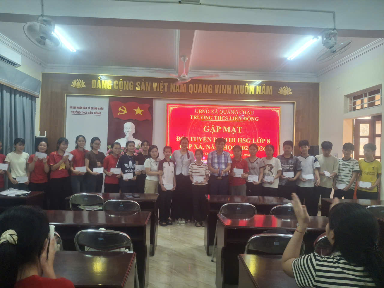 Thầy giáo Đặng Văn Hiền, ủy viên BCH Đảng bộ xã Quảng Châu, tỉnh Nghệ An, Bí thư chi bộ - Hiệu trưởng và bác Trần Hiếu Lam - Hội trưởng Hội phụ huynh trường THCS Liên Đồng gặp mặt và trao quà động viên cho 43 em học sinh tham dự kì thi HSG khối 8 cấp xã