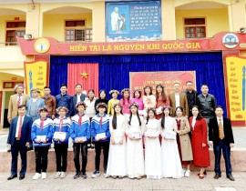 Hinh-anh-cac-em-HSG-tinh-cung-cac-GVBD-va-dai-bieu-1.jpg
