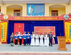 Hinh-anh-Lanh-dao-xa-Quang-Chau-va-thay-Hieu-truong-trao-phan-thuong-cho-cac-em-HSG-cap-tinh-1.jpg