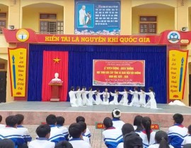 Hoc-sinh-bieu-dien-van-nghe-trong-le-tuyen-duong-GV-va-HSG-cap-tinh-1.jpg