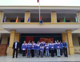 Bác Bùi Văn Lân, đại diện Hội phụ huynh trường trao quà Tết cho các bạn học sinh ở Điểm 2