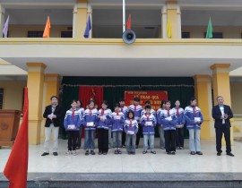 Thầy giáo Trần Văn Chung, Phó Bí thư chi bộ - Phó Hiệu trưởng nhà trường trao quà ch các bạn học sinh ở Điểm 2