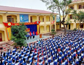 Các đại biểu, thầy cô giáo và các bạn học sinh tại buổi trao quà Tết