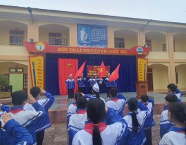 Các bạn học sinh thực hiện nghi lễ chào cờ đầu tuần